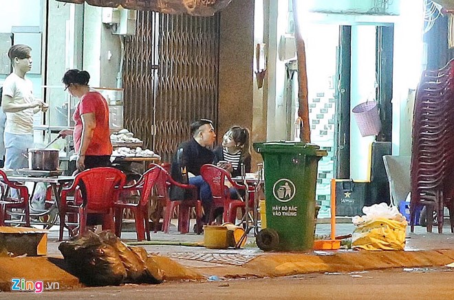 Tran Thanh va Hari Won di an quan via he luc nua dem hinh anh 4