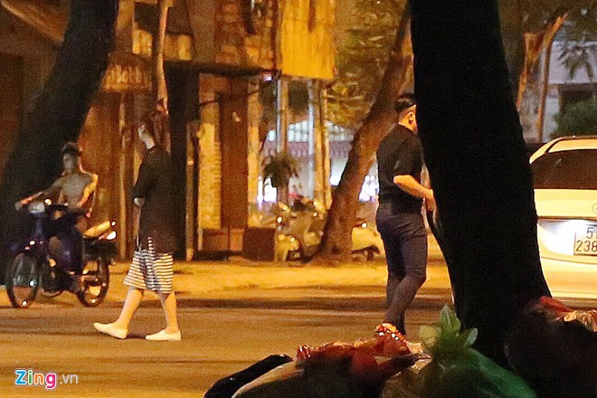 Tran Thanh va Hari Won di an quan via he luc nua dem hinh anh 3