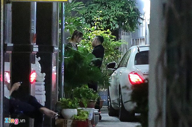 Tran Thanh va Hari Won di an quan via he luc nua dem hinh anh 1