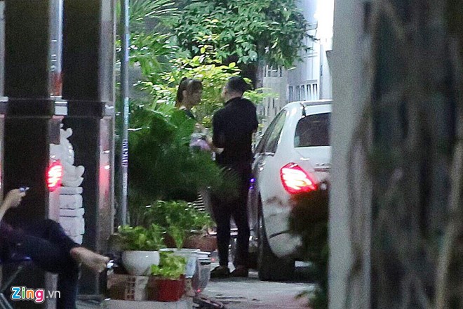 Tran Thanh va Hari Won di an quan via he luc nua dem hinh anh 2