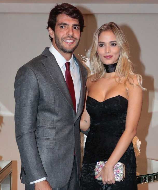 Kaka cong khai ban gai moi sau mot nam ly di vo hinh anh 1