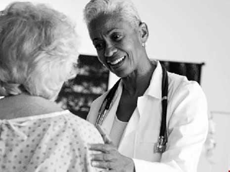 Benh nhan khoe hon neu bac si dieu tri la nu hinh anh 1