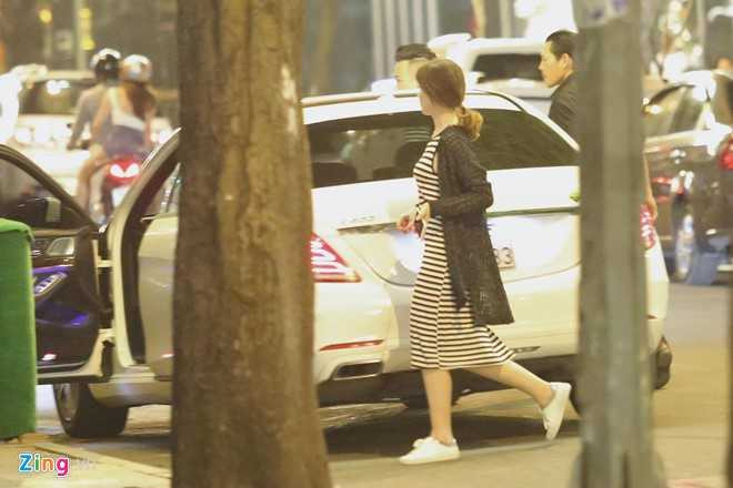 Tran Thanh dua ba xa Hari Won di an khuya sau dam cuoi hinh anh 4