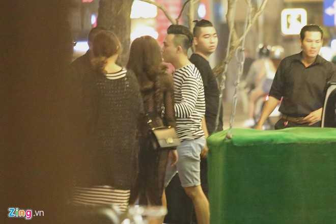 Tran Thanh dua ba xa Hari Won di an khuya sau dam cuoi hinh anh 6