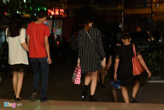 Vo chong Tran Thanh, Hari om nhau khi di an luc nua dem hinh anh 2