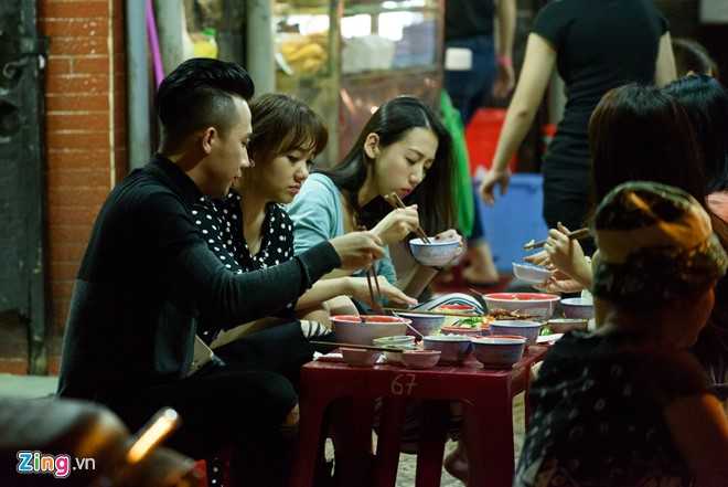 Vo chong Tran Thanh, Hari om nhau khi di an luc nua dem hinh anh 3