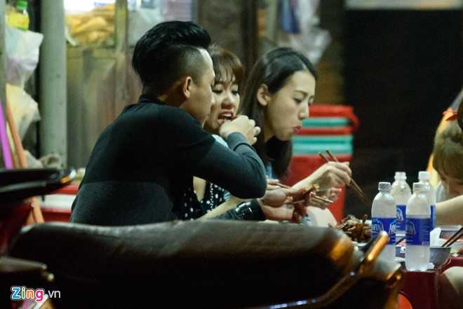 Vo chong Tran Thanh, Hari om nhau khi di an luc nua dem hinh anh 4