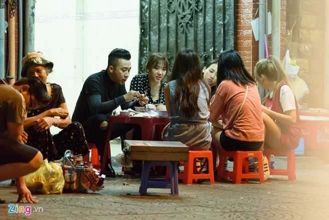 Vo chong Tran Thanh, Hari om nhau khi di an luc nua dem hinh anh 5