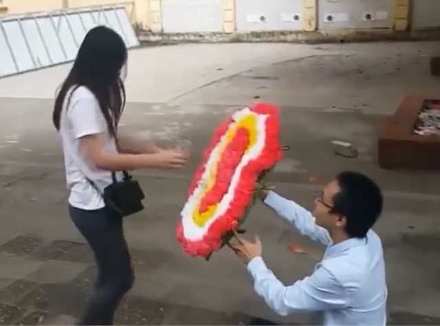 Co gai tuc gian bo di khi duoc cau hon bang vong hoa hinh anh 1