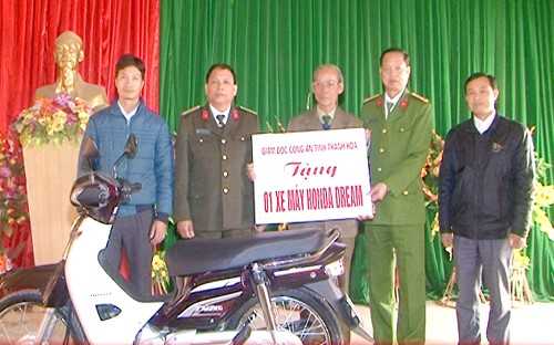 Cong an tinh tang xe may cho cuu binh lam 'nha dai di dong' hinh anh 2
