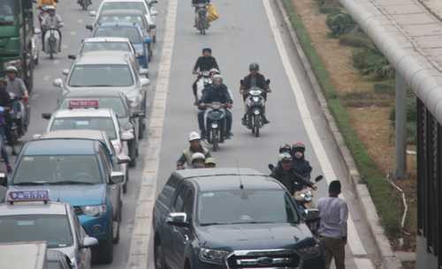 oto-xep-hang-dai-nhuong-duong-xe-buyt-nhanh-1