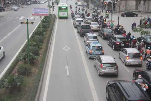 oto-xep-hang-dai-nhuong-duong-xe-buyt-nhanh-2