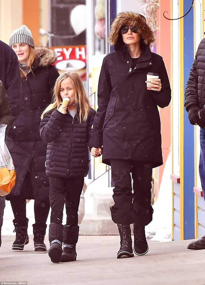 Angelina Jolie xuat hien lan dau sau tin suc khoe suy kiet hinh anh 3