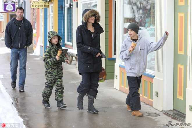 Angelina Jolie xuat hien lan dau sau tin suc khoe suy kiet hinh anh 4