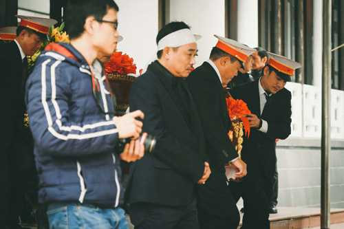 NSƯT Quốc Khánh tiều tụy, phờ phạc trong đám tang mẹ - 2