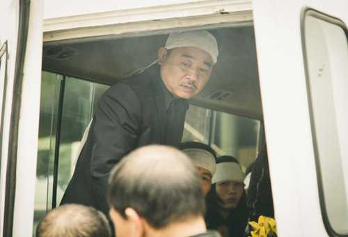 NSƯT Quốc Khánh tiều tụy, phờ phạc trong đám tang mẹ - 6