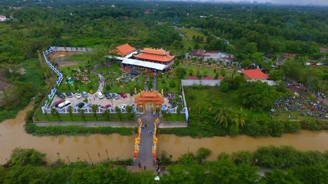 Cuoc doi ca si tinh nguyen trong den tho To cua Hoai Linh hinh anh 2
