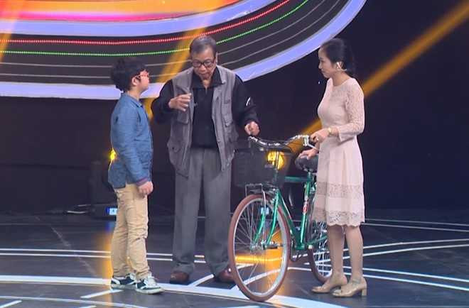 MC Thao Van xuc dong truoc tinh cam cua cha Cong Ly hinh anh 2