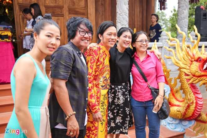 Cuoc doi ca si tinh nguyen trong den tho To cua Hoai Linh hinh anh 1