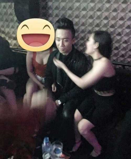 Trấn Thành lộ ảnh trong quán karaoke bên 2 chân dài hở bạo - 1