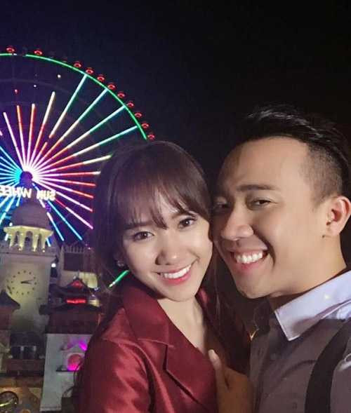 Trấn Thành lộ ảnh trong quán karaoke bên 2 chân dài hở bạo - 2