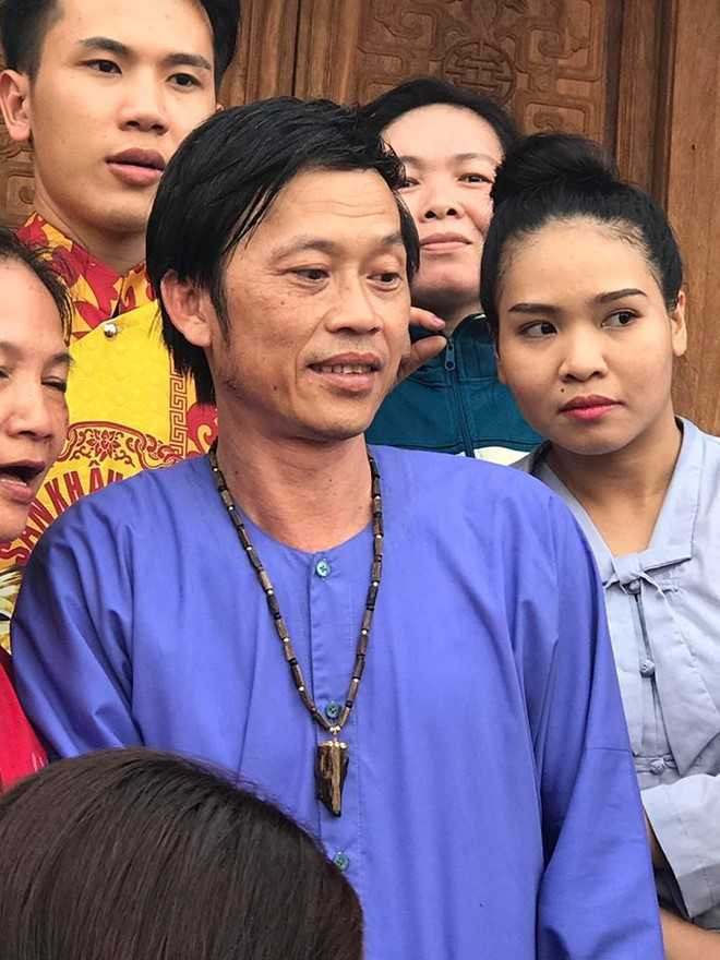 Fan vay kin, cho nhan li xi cua Hoai Linh o den tho To hinh anh 4