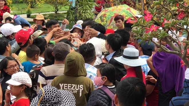 Fan vay kin, cho nhan li xi cua Hoai Linh o den tho To hinh anh 3