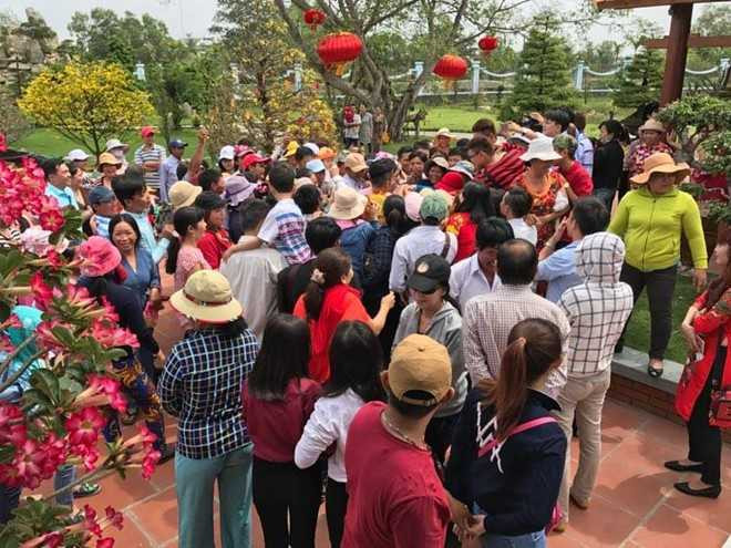 Fan vay kin, cho nhan li xi cua Hoai Linh o den tho To hinh anh 2