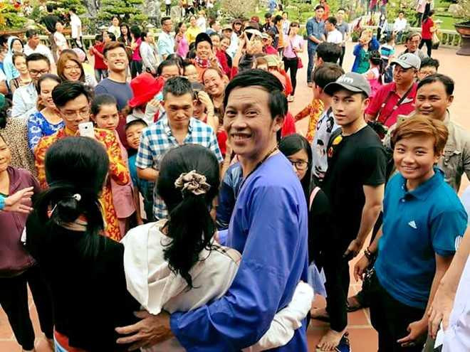 Fan vay kin, cho nhan li xi cua Hoai Linh o den tho To hinh anh 1