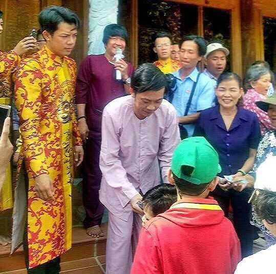 Fan vay kin, cho nhan li xi cua Hoai Linh o den tho To hinh anh 6