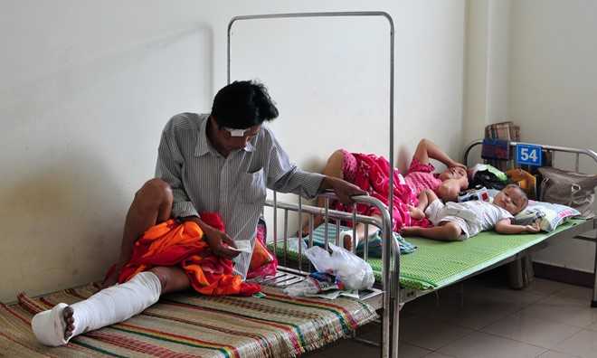 Di chuc Tet, ca gia dinh bi xe khach tong tren quoc lo 1 hinh anh 1