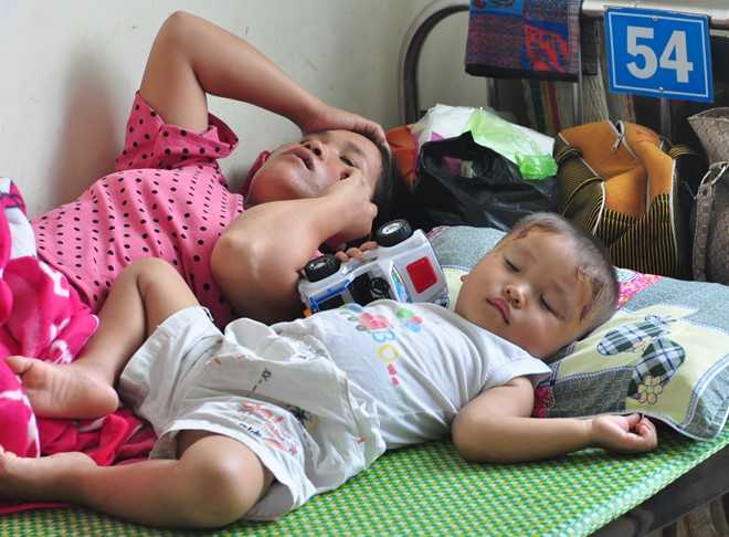 Di chuc Tet, ca gia dinh bi xe khach tong tren quoc lo 1 hinh anh 2