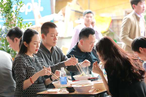 vo-tuan-hung-khe-ne-bung-bau-8-thang-di-le-dau-nam-6