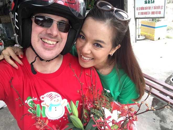 Ly Thanh Thao 'Mui ngo gai' va ban trai Tay cuoi o bai bien hinh anh 2