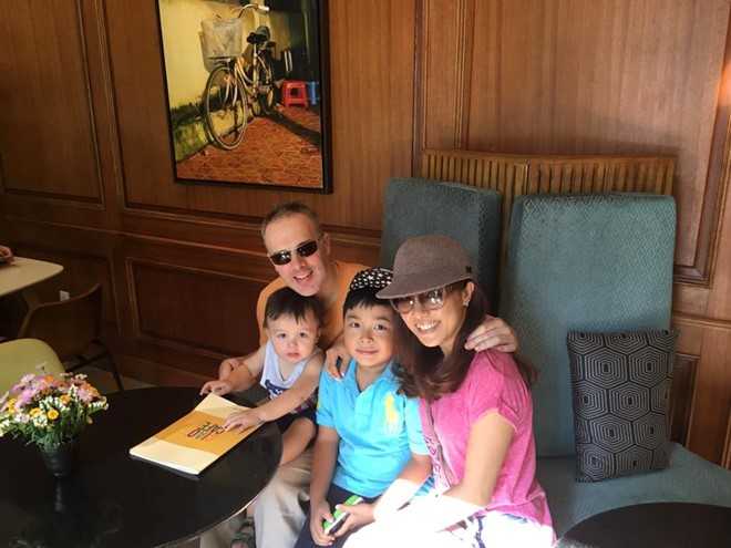 Ly Thanh Thao 'Mui ngo gai' va ban trai Tay cuoi o bai bien hinh anh 3