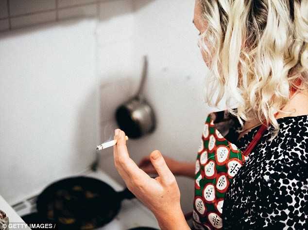 Moi nguy hiem khi hut thuoc trong nha hinh anh 1