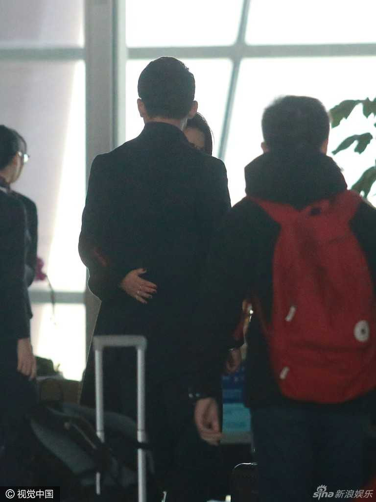 Ly Bang Bang au yem tinh tre kem 15 tuoi o san bay hinh anh 4