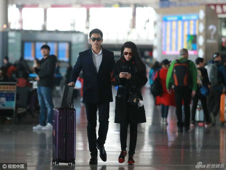 Ly Bang Bang au yem tinh tre kem 15 tuoi o san bay hinh anh 1