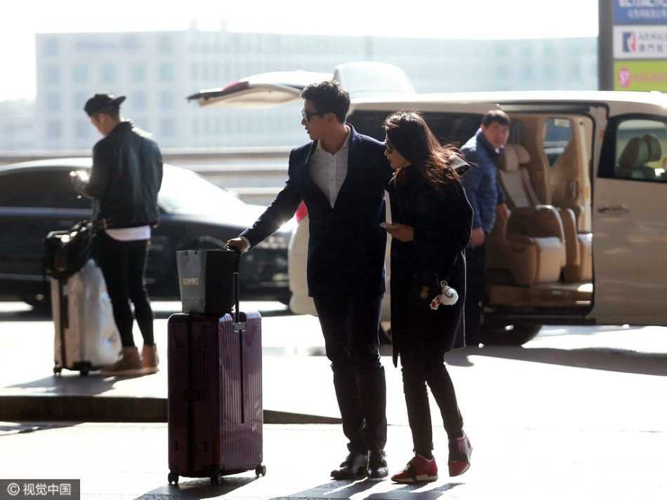 Ly Bang Bang au yem tinh tre kem 15 tuoi o san bay hinh anh 6