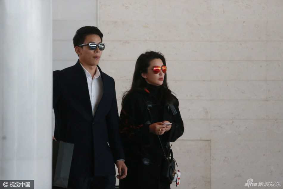 Ly Bang Bang au yem tinh tre kem 15 tuoi o san bay hinh anh 5