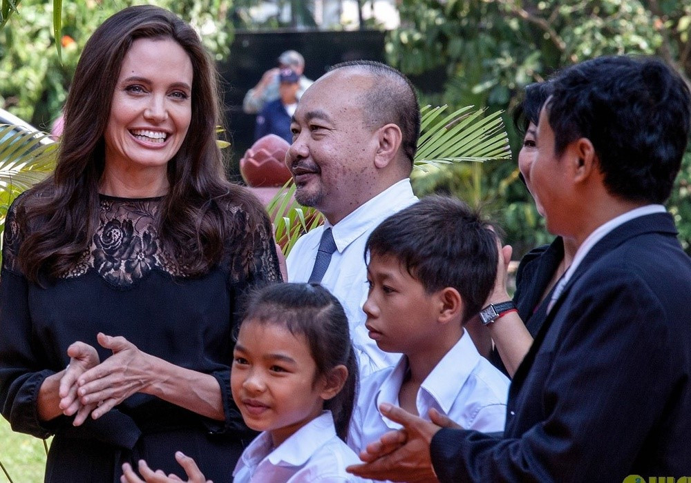 Angelina Jolie va cac con xuat hien tren tham do o Campuchia hinh anh 3