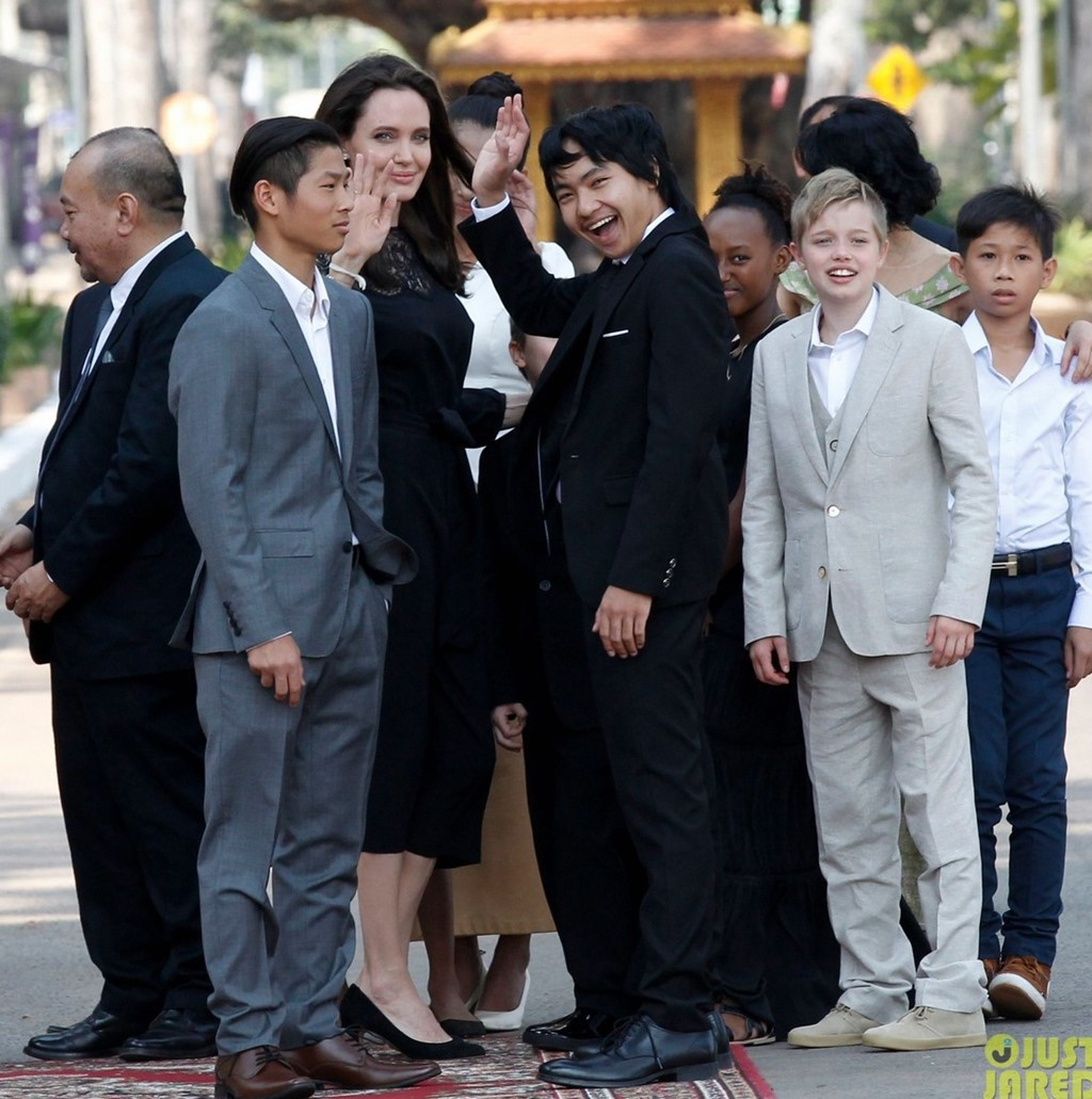 Angelina Jolie va cac con xuat hien tren tham do o Campuchia hinh anh 1