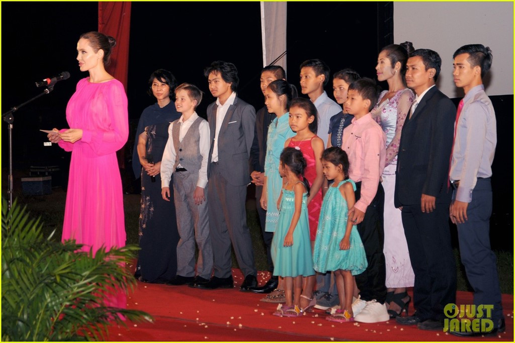 Angelina Jolie va cac con xuat hien tren tham do o Campuchia hinh anh 7