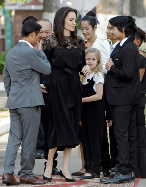 Angelina Jolie va cac con xuat hien tren tham do o Campuchia hinh anh 2