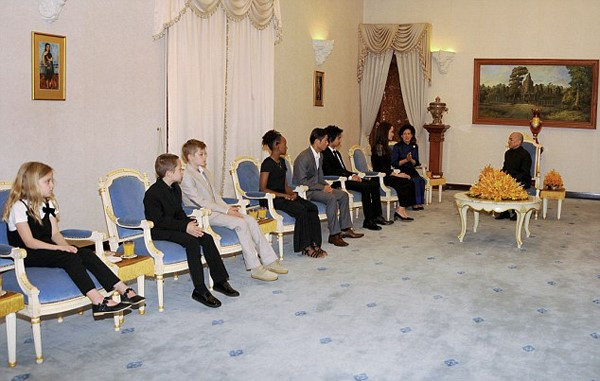 Angelina Jolie va cac con xuat hien tren tham do o Campuchia hinh anh 6