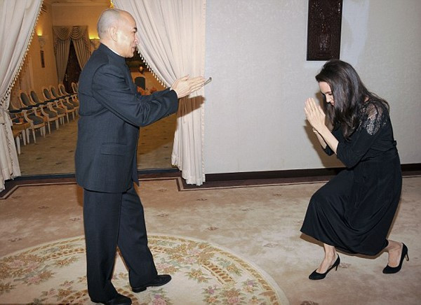 Angelina Jolie va cac con xuat hien tren tham do o Campuchia hinh anh 5