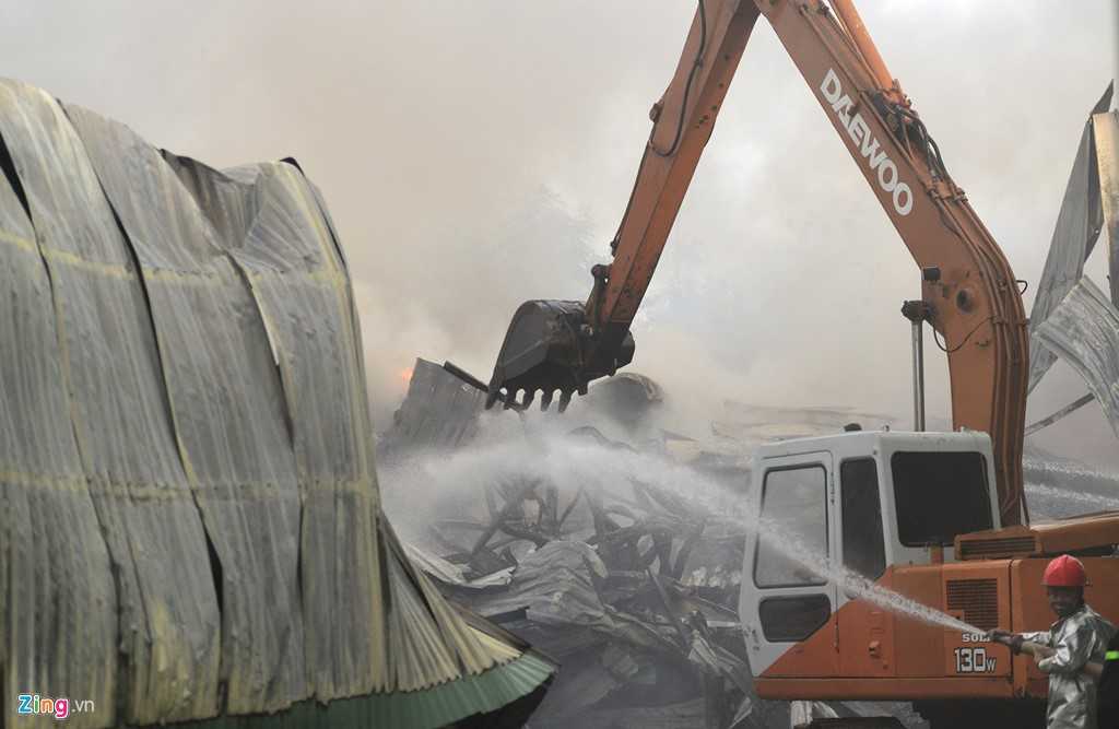 Nha kho 700 m2 o Sai Gon tan hoang sau 3 gio bung chay hinh anh 12