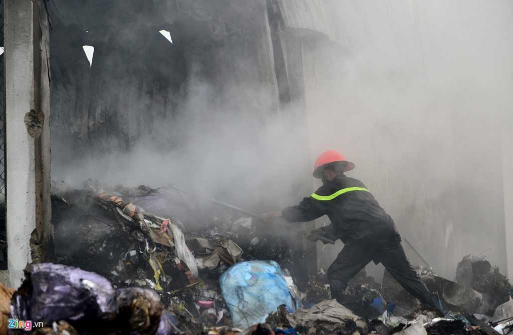 Nha kho 700 m2 o Sai Gon tan hoang sau 3 gio bung chay hinh anh 14