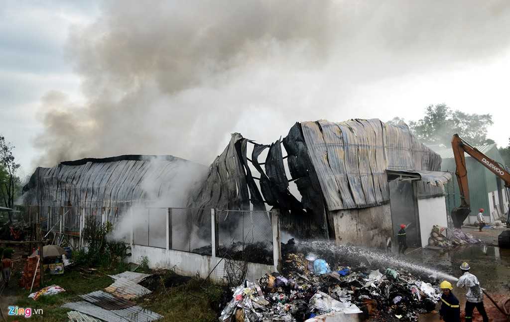 Nha kho 700 m2 o Sai Gon tan hoang sau 3 gio bung chay hinh anh 15