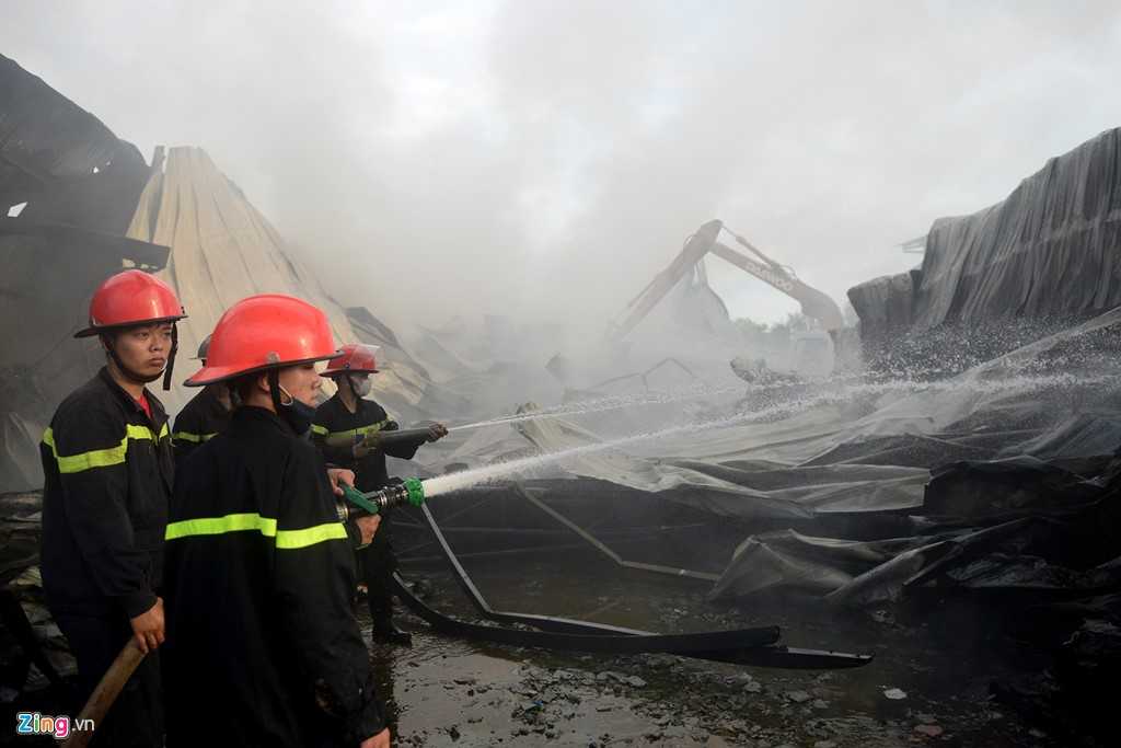 Nha kho 700 m2 o Sai Gon tan hoang sau 3 gio bung chay hinh anh 16